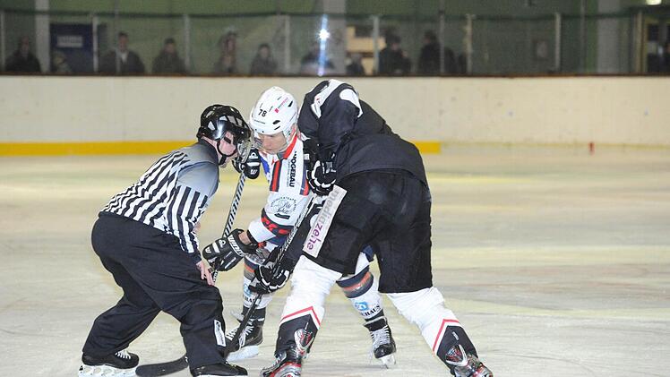 Derbyzeit: Szene aus dem Spiel der Kissinger Wölfe gegen den ESC Haßfurt. Foto: Hopf