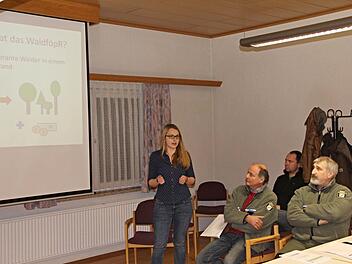 Die Jüngste von den Forstleuten, Forstanwärterin Theresia Hof (links), erläutere dem Gemeinderat Pfarrweisach das "Waldbauliche Förderprogramm." Ihr lauschten auch ihre Vorgesetzten, Forstoberrat Jürgen Hahn und Wolfang Meiners (vorne von rechts), Revierleiter des Reviers Maroldsweisach.  Foto: Helmut Will