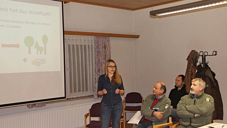 Die Jüngste von den Forstleuten, Forstanwärterin Theresia Hof (links), erläutere dem Gemeinderat Pfarrweisach das "Waldbauliche Förderprogramm." Ihr lauschten auch ihre Vorgesetzten, Forstoberrat Jürgen Hahn und Wolfang Meiners (vorne von rechts), Revierleiter des Reviers Maroldsweisach.  Foto: Helmut Will