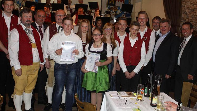 Für zehn, zwanzig und dreißig Jahre wurden aktive Musiker beim Konzert in Wolfergrün ausgezeichnet. Foto: Michael Wunder