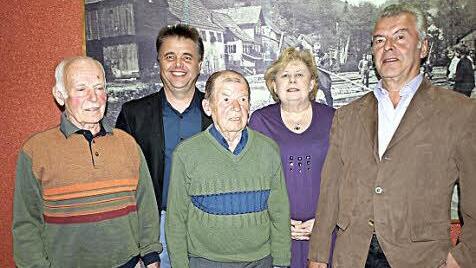 Werner Deuerling (links) und Edwin Deuerling (Mitte) wurden für 55 Jahre Mitgliedschaft geehrt, Ludwig Deuerling (rechts) für 50 Jahre. Mit im Bild Vorsitzender Jürgen Deuerling (Zweiter von links) und seine Stellvertreterin Brigitte Geiger (Zweite von rechts) Foto: Susanne Deuerling