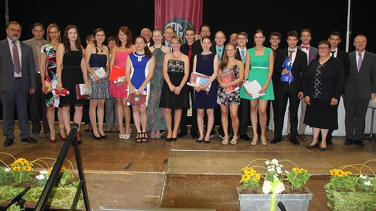 Die ausgezeichneten Schüler mit den Vertretern der Sponsoren.Foto: Ralf Kestel