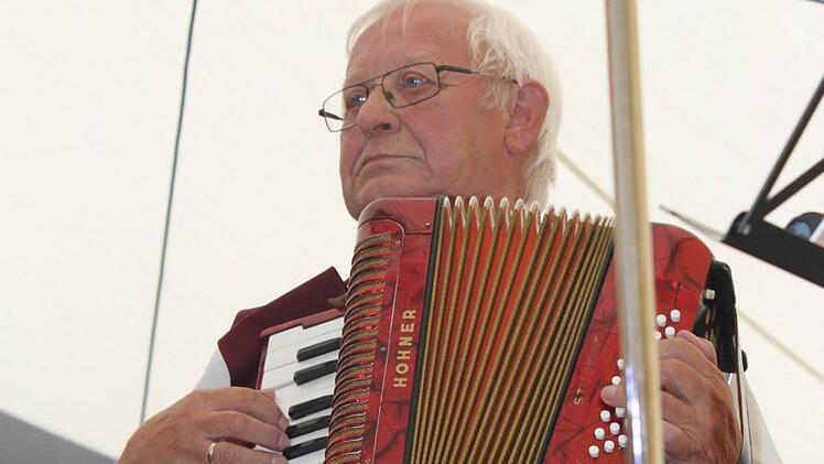 Moderator Babtist Tremel mit seinem Akkordeon