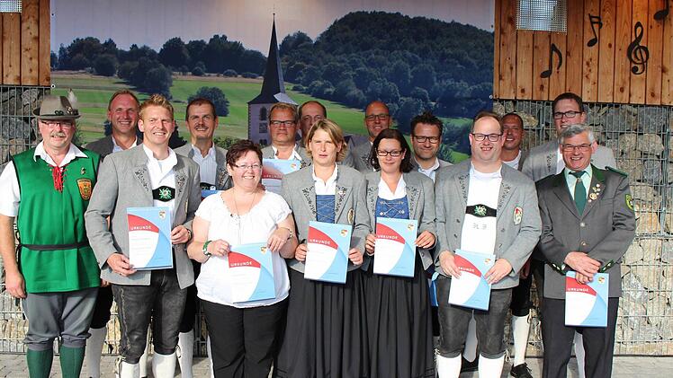 Ehrungen für 25, 30 und 40 Jahre Jahre aktives Musizieren. Foto: Sebastian Schmitt