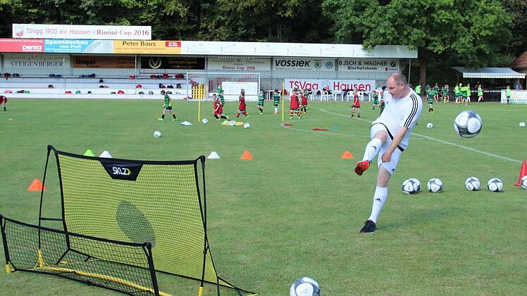 Volker Pröpper mit dem Gerät, mit dem auch Mario Götze zwei Jahre lang trainierte.  Foto: Pia Schmitt