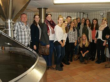 Majestäten-Treffen im Sudhaus von Helmut Bayer in Theinheim: Etliche Weinprinzessinnen und die Brauereikönigin von Aufseß hatte Bierprinz Sebastian Gocker in den Landkreis Haßberge eingeladen. Foto: Sabine Weinbeerr