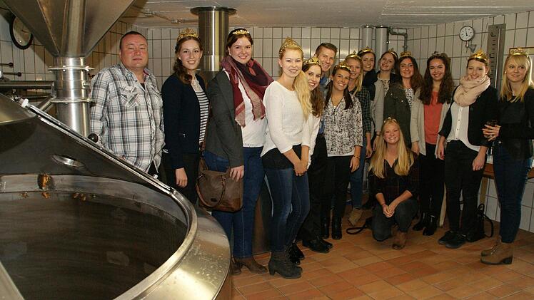 Majestäten-Treffen im Sudhaus von Helmut Bayer in Theinheim: Etliche Weinprinzessinnen und die Brauereikönigin von Aufseß hatte Bierprinz Sebastian Gocker in den Landkreis Haßberge eingeladen. Foto: Sabine Weinbeerr