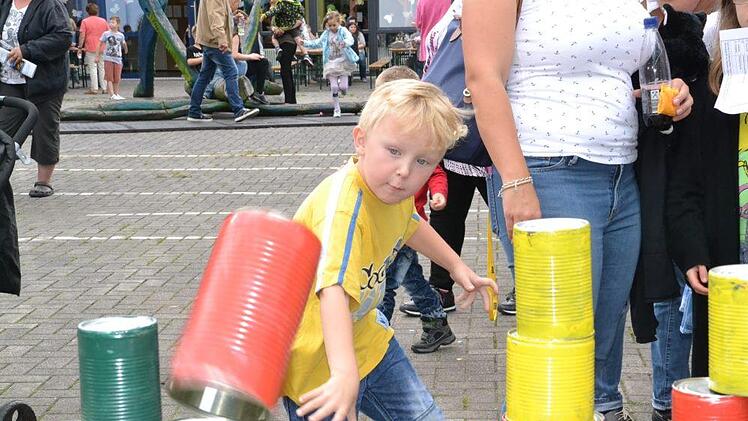 Das Dosenwerfen war eine der Hauptattraktionen. Foto: Uschi Prawitz