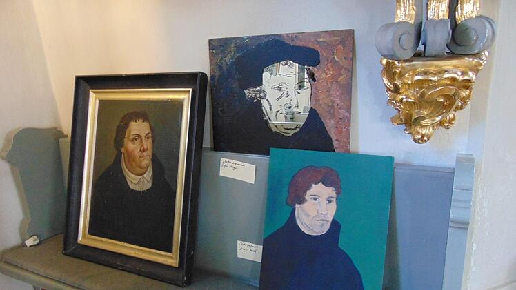 Mitglieder  der Kirchengemeinde ließen  sich  von Luther zu Bildern  inspirieren. Fotos: Petra Malbrich