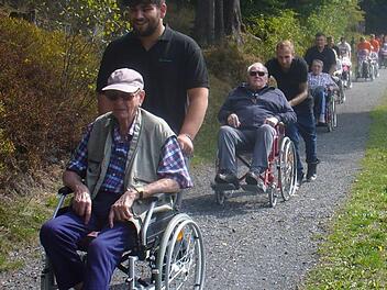 Die Rauschert-Azubis und Heimbewohner des BRK-Seniorenhauses Ludwigsstadt machten eine Rollstuhl-Wanderung rund um den Windheimer Freizeitsee. Foto: privat