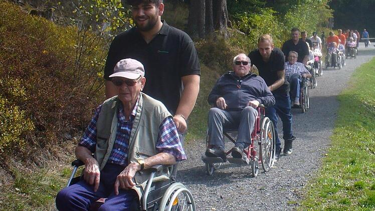 Die Rauschert-Azubis und Heimbewohner des BRK-Seniorenhauses Ludwigsstadt machten eine Rollstuhl-Wanderung rund um den Windheimer Freizeitsee. Foto: privat