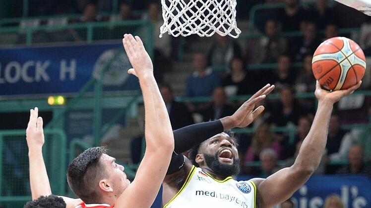 Hassan Martin (rechts) beim Korbleger gegen Marin Maric. Foto: Peter Mularczyk
