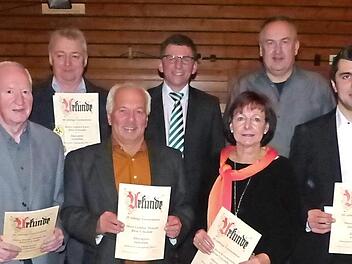 Der SV Grafengehaig dankte langjährigen Mitgliedern für ihre Treue und ihr Engagement. Unser Bild zeigt (vorne, von links) Werner Hoffmann, Günter Thieroff, Heidi Kirschenlohr und Michael Villa sowie (hinten, von links) Gerhard Knarr, Vorsitzenden Manfred Rodler und seinen Stellvertreter Stefan Rothert. Foto: Klaus Peter Wulf