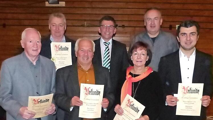 Der SV Grafengehaig dankte langjährigen Mitgliedern für ihre Treue und ihr Engagement. Unser Bild zeigt (vorne, von links) Werner Hoffmann, Günter Thieroff, Heidi Kirschenlohr und Michael Villa sowie (hinten, von links) Gerhard Knarr, Vorsitzenden Manfred Rodler und seinen Stellvertreter Stefan Rothert. Foto: Klaus Peter Wulf