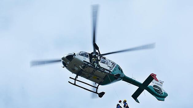 Bei den Eins&auml;tzen der Bergwacht Rh&ouml;n-Spessart gab es im vergangenen Jahr insgesamt elf Hubschraubereins&auml;tze mit Christoph 18 Ochsenfurt, Christoph 27 N&uuml;rnberg, Christoph 28 Fulda, Christoph 2 Frankfurt/Main und Polizei Roth. Solche Eins&auml;tze wurden in der Zeit vor Corona in der Rh&ouml;n mit dem Polizeihubschrauber ge&uuml;bt (Foto). Foto: Hanns Friedrich