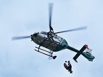 Bei den Einsätzen der Bergwacht Rhön-Spessart gab es im vergangenen Jahr insgesamt elf Hubschraubereinsätze mit Christoph 18 Ochsenfurt, Christoph 27 Nürnberg, Christoph 28 Fulda, Christoph 2 Frankfurt/Main und Polizei Roth. Solche Einsätze wurden in der Zeit vor Corona in der Rhön mit dem Polizeihubschrauber geübt (Foto). Foto: Hanns Friedrich