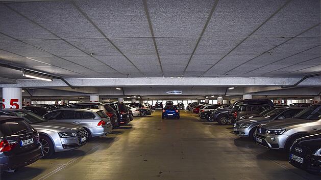 Autofahrer müssen aufpassen: Urteil verändert Regelung für "rechts vor links" auf Plätzen