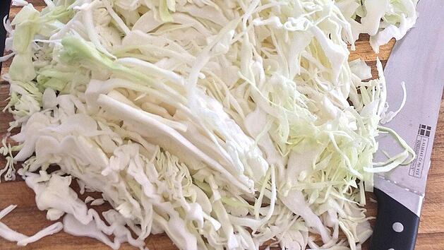 Aus fein geschnittenem Weißkohl wird durch Fermentation schmackhaftes Sauerkraut – die ideale Basis für eine Diät, bei der bereits nach wenigen Tagen erste Erfolge sichtbar werden können.