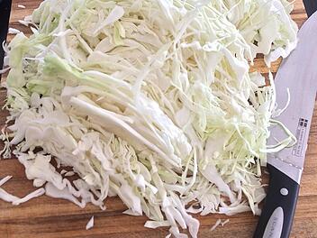 Aus fein geschnittenem Weißkohl wird durch Fermentation schmackhaftes Sauerkraut – die ideale Basis für eine Diät, bei der bereits nach wenigen Tagen erste Erfolge sichtbar werden können.