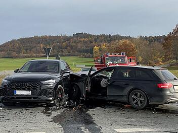 Autos krachen im Kreis Kulmbach frontal zusammen - Autofahrer (45) schwer verletzt