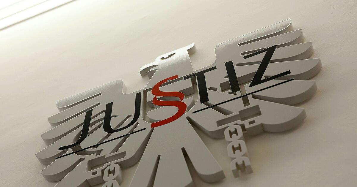 Zw-lfj-hrige-als-Helferin-bei-Sch-del-OP-Freispr-che