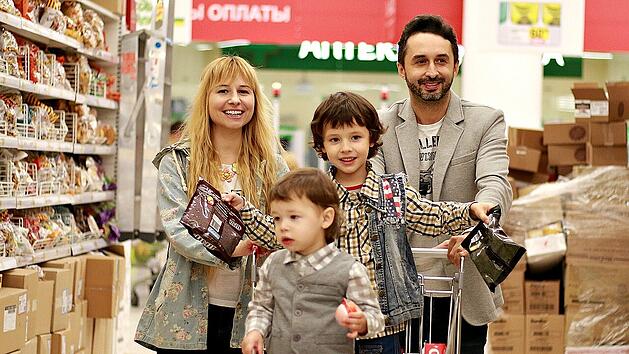 Eine Familie bringt  Alltagskosten mit sich, die Haushalte mit Kindern regelm&auml;&szlig;ig neu kalkulieren m&uuml;ssen.
