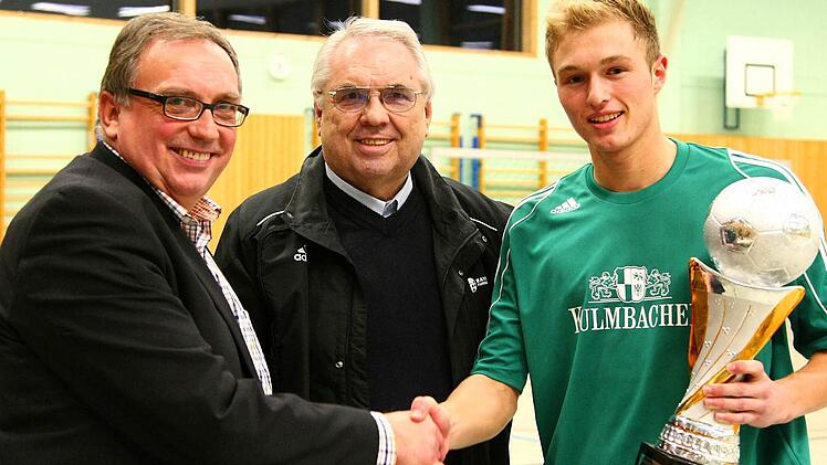 Bürgermeister Dieter Schaar und Ehrenobmann Alfred Zeilner (von links) überreichten Lorenz Hofmann den Siegerpokal.