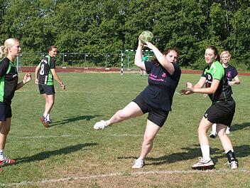 Annabell Hauguth (schwarzes Trikot, Mitte) kommt frei zum Wurf und trifft zur 1:0-Führung, doch am Ende unterlagen die Gastgeberinnen gegen den späteren Turniersieger Saalfeld mit 3:9.