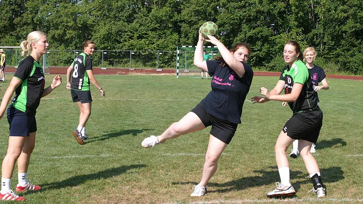 Annabell Hauguth (schwarzes Trikot, Mitte) kommt frei zum Wurf und trifft zur 1:0-Führung, doch am Ende unterlagen die Gastgeberinnen gegen den späteren Turniersieger Saalfeld mit 3:9.