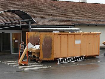 Mitarbeiter einer Ladenbau-Firma räumen den Tegut-Markt aus. Bald werden neue Mieter einziehen. Fotos: Ralf Kestel