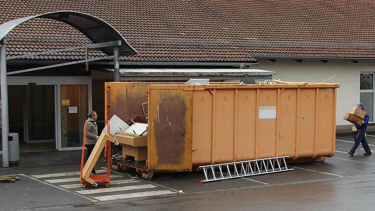 Mitarbeiter einer Ladenbau-Firma räumen den Tegut-Markt aus. Bald werden neue Mieter einziehen. Fotos: Ralf Kestel