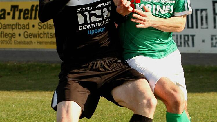 Kampf um den Ball zwischen dem Kitzinger Julian Schuhmann (links) und Florian Gundelsheimer. Foto: Günther Geiling