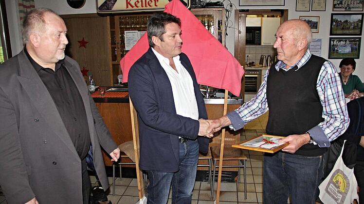 Dekanatsaltenseelsorger, Diakon Joachim Stapf (Mitte), gratulierte zusammen mit Pater Rudolf Theiler (links) Bruno Deublein (rechts), der seit 15 Jahren an der Spitze der Seniorengruppe in Unterpreppach steht. Foto: Helmut Will