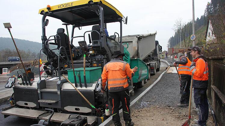 Das Asphaltieren kann weitergehen.  Foto: Friedwald Schedel