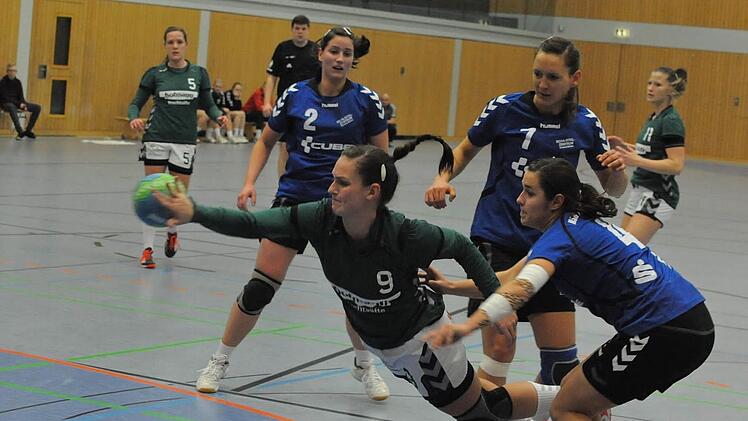 Neun Tore von der Neun: Sabrina Kleinhenz von der SG Garitz/Nüdlingen setzt sich einmal mehr am Kreis in Szene im Spiel gegen die HSG Fichtelgebirge. Foto: Hopf