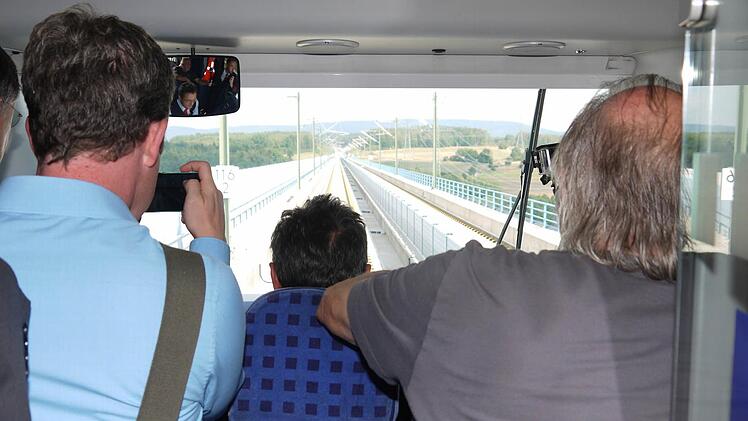 Riesiger Medienrummel im Fahrtstand. Foto: Berthold Köhler