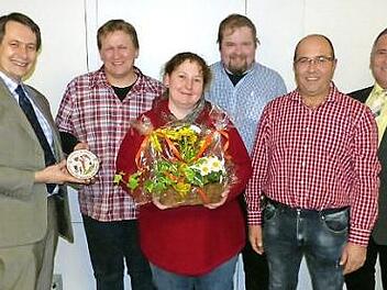 Für die naturnahe Bewirtschaftung ihrer Wiesen wurden die Familien Mückstein und Bayerlein ausgezeichnet. Unser Bild zeigt (von links) Bürgermeister Roland Wolfrum, Jürgen und Christine Mückstein, die Gartenbauvorsitzenden Andreas Dremer und Uwe Ehrhardt sowie Kreisvorsitzenden Günter Reif. Es fehlt die Familie Bayerlein. Foto: kpw