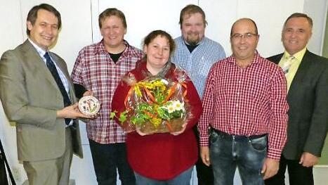 Für die naturnahe Bewirtschaftung ihrer Wiesen wurden die Familien Mückstein und Bayerlein ausgezeichnet. Unser Bild zeigt (von links) Bürgermeister Roland Wolfrum, Jürgen und Christine Mückstein, die Gartenbauvorsitzenden Andreas Dremer und Uwe Ehrhardt sowie Kreisvorsitzenden Günter Reif. Es fehlt die Familie Bayerlein. Foto: kpw