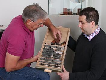 Paul Ziegler (links) und Björn Hein bereiten die Ausstellung im Hennebergmuseum vor. Foto: Thomas Malz