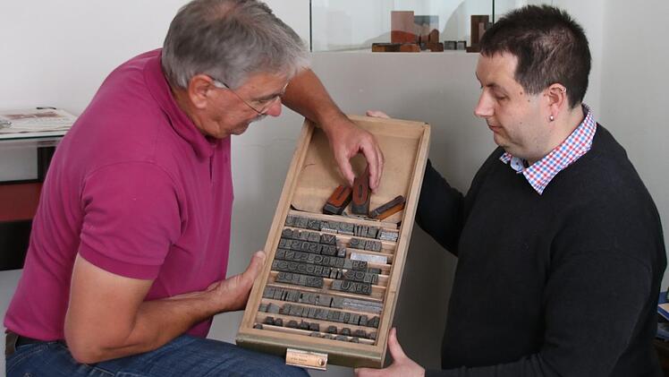 Paul Ziegler (links) und Björn Hein bereiten die Ausstellung im Hennebergmuseum vor. Foto: Thomas Malz
