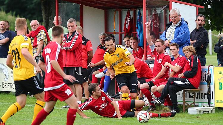 Direkt vor Meeders Bank grätscht Jannik Schorr (rot) in den Laufweg von Hofs Harald Fleischer.