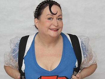 Kabarettistin Lizzy Aumeier (Bild) und Redaktionsleiterin Susanne Will nehmen die Bundestagskandidaten in Stangenroth mehr als nur unter die Lupe. Foto: Daniela Meyer