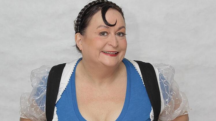 Kabarettistin Lizzy Aumeier (Bild) und Redaktionsleiterin Susanne Will nehmen die Bundestagskandidaten in Stangenroth mehr als nur unter die Lupe. Foto: Daniela Meyer