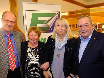 Die Ehrennadel in Gold erhielt Uta Zoll (2. von links) für ihre 30-jährige Mitgliedschaft in der Europa-Union Hammelburg. Hierzu gratulierten ihr (v.l.) Dieter Lotze, Gudrun Kleinhenz und Hans-Dieter Scherpf.Gerd Schaar