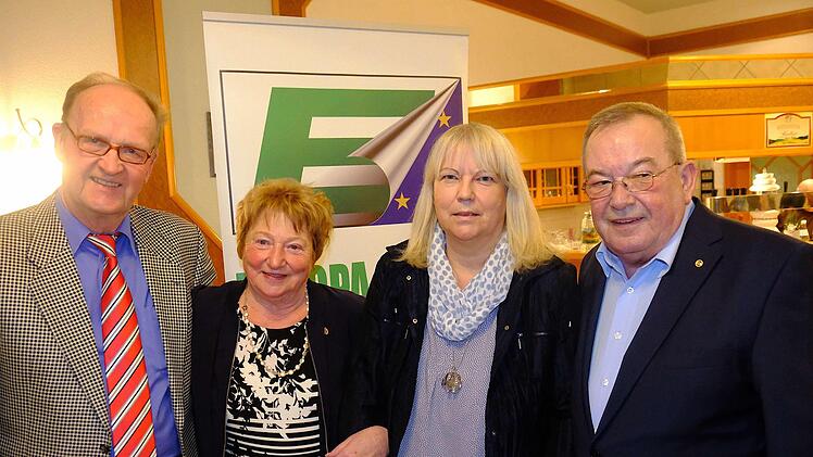 Die Ehrennadel in Gold erhielt Uta Zoll (2. von links) für ihre 30-jährige Mitgliedschaft in der Europa-Union Hammelburg. Hierzu gratulierten ihr (v.l.) Dieter Lotze, Gudrun Kleinhenz und Hans-Dieter Scherpf.Gerd Schaar