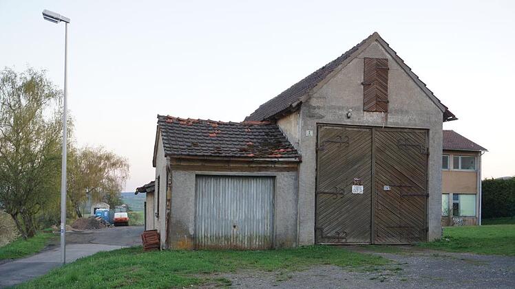 Die alte Postgarage in Langenleiten soll im Zuge des Abrisses der dahinterliegenden alten Schule ebenfalls weichen.  Fotos: Marion Eckert