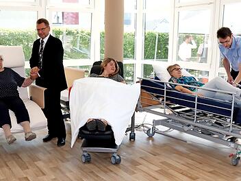Patienten und Mitarbeiter testeten die modernen Sessel und Betten. Foto: Johanna Blum