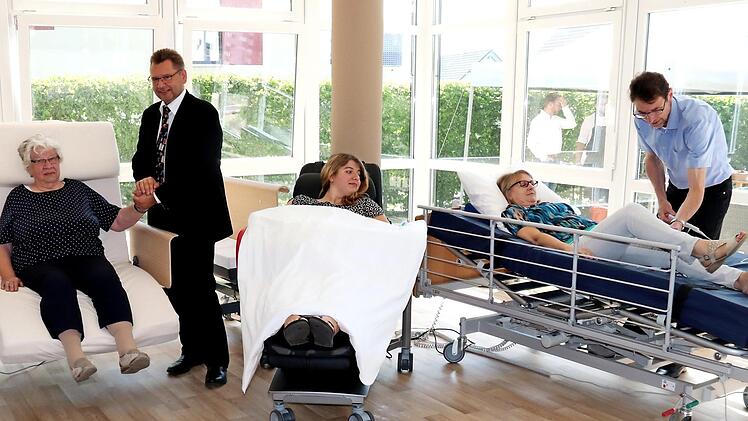 Patienten und Mitarbeiter testeten die modernen Sessel und Betten. Foto: Johanna Blum