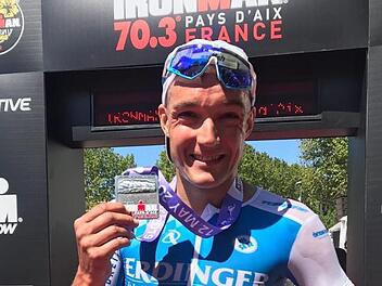 Andreas Dreitz strahlt im Ziel mit der Finisher-Medaille. Als Dritter beendet der Michelauer den Halbdistanz-Triathlon in der Provence.  Foto: pr