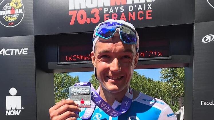 Andreas Dreitz strahlt im Ziel mit der Finisher-Medaille. Als Dritter beendet der Michelauer den Halbdistanz-Triathlon in der Provence.  Foto: pr
